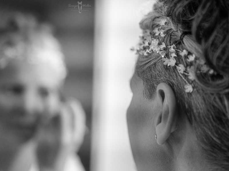 Hochzeitsfoto Portrait beim schminken der Braut mit Reflektion in Schwarz weiß